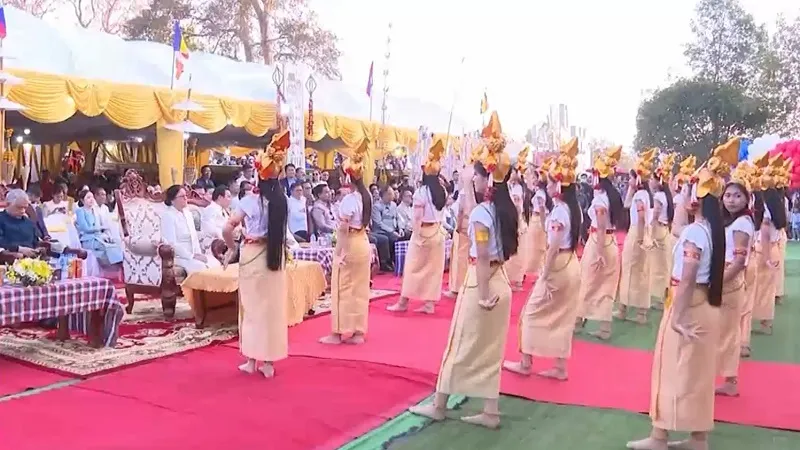 Lễ hội truyền thống Wat Phou tại L&agrave;o thu h&uacute;t h&agrave;ng ngh&igrave;n du kh&aacute;ch - Ảnh 1.