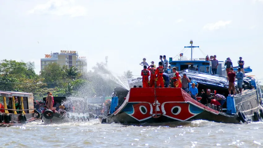 Độc đáo lễ hội tống tà ma, té nước cầu may ở Cần Thơ - Ảnh 4.