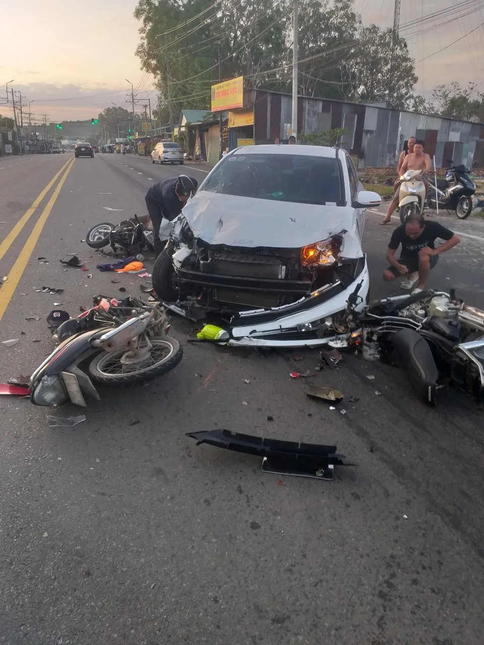 Ph&uacute; Quốc: 3 xe m&aacute;y đụng trực diện &ocirc;t&ocirc;, 2 người tử vong - Ảnh 1.