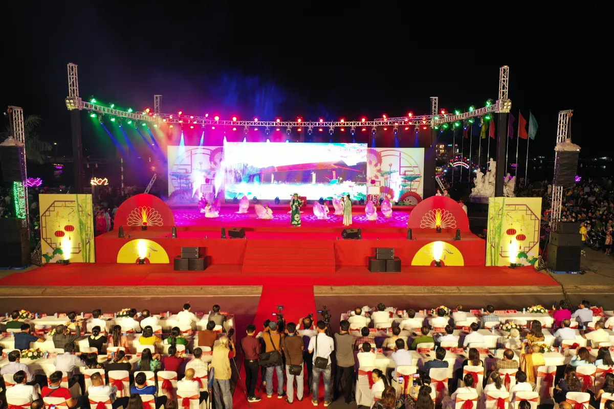 Lung linh sắc m&agrave;u tại Lễ hội Tao đ&agrave;n Chi&ecirc;u Anh C&aacute;c ở H&agrave; Ti&ecirc;n - Ảnh 1.