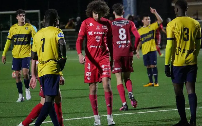 Quang Hải xuống đội B của Pau FC - Ảnh 1. Quang Hải xuống đội B của Pau FC - Ảnh 1.