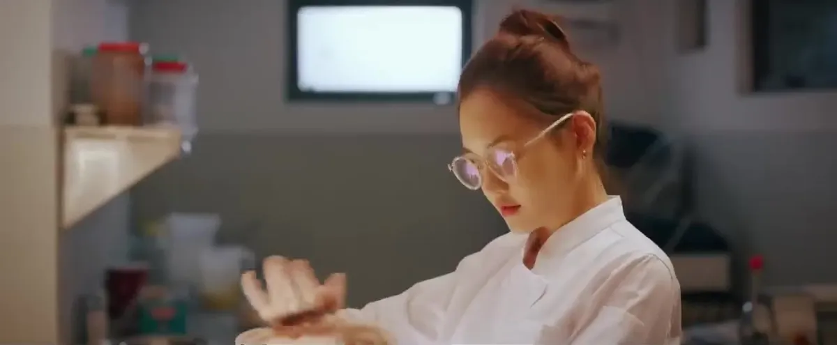 Đừng n&oacute;i khi y&ecirc;u - Tập 5: Leo Nguyễn đổ đứ đừ khi nh&igrave;n thấy Ly l&agrave;m b&aacute;nh - Ảnh 3.