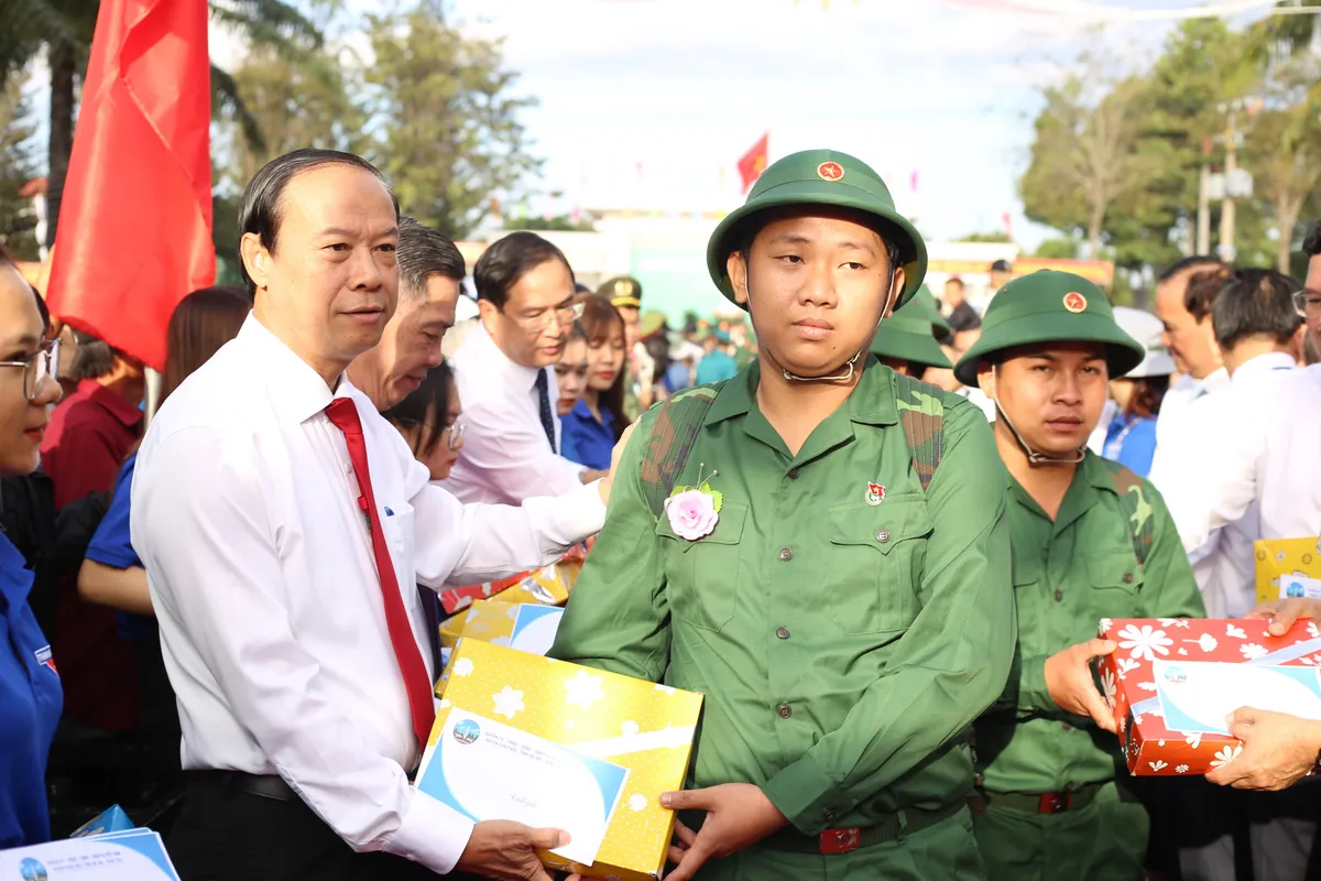 Bà Rịa - Vũng Tàu: Hơn 1.700 thanh niên lên đường nhập ngũ - Ảnh 2.