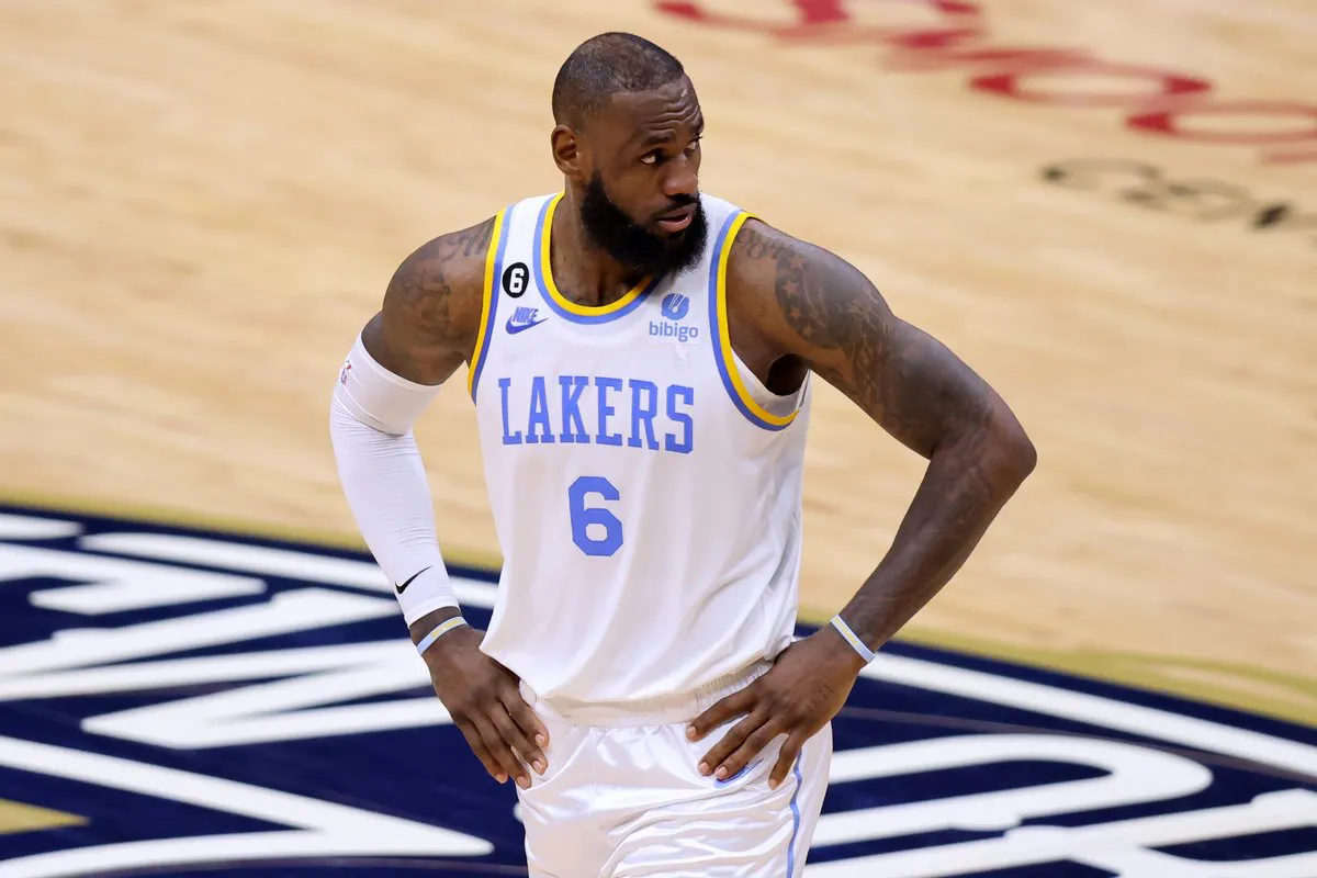 Chấn thương của LeBron James ảnh hưởng lớn tới cơ hội dự play-in của Los Angeles Lakers - Ảnh 1. Chấn thương của LeBron James ảnh hưởng lớn tới cơ hội dự play-in của Los Angeles Lakers - Ảnh 1.