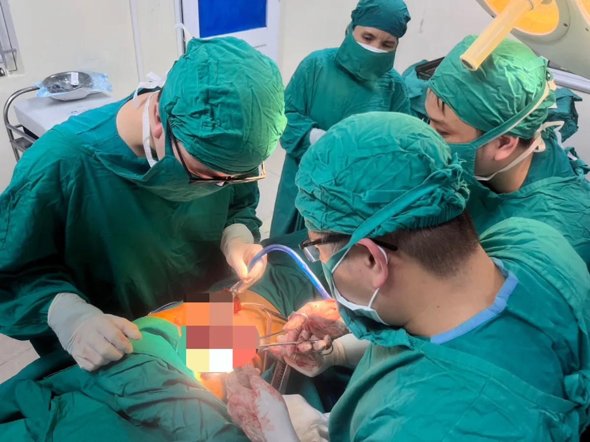 Cứu sống bệnh nh&acirc;n bị c&acirc;y sắt d&agrave;i 30cm đ&acirc;m thấu cổ - Ảnh 1.