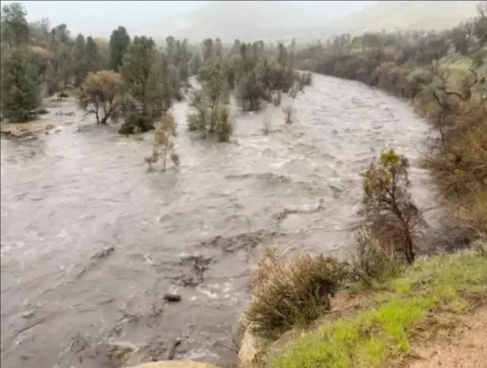 California đối phó với mưa lớn, lũ lụt trong cơn bão “sông khí quyển” mới nhất - Ảnh 1.