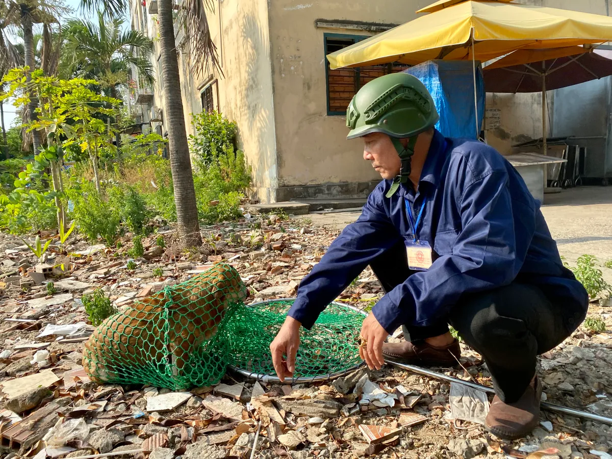 Theo chân đội chuyên bắt chó thả rông ở TP Thủ Đức - Ảnh 2.