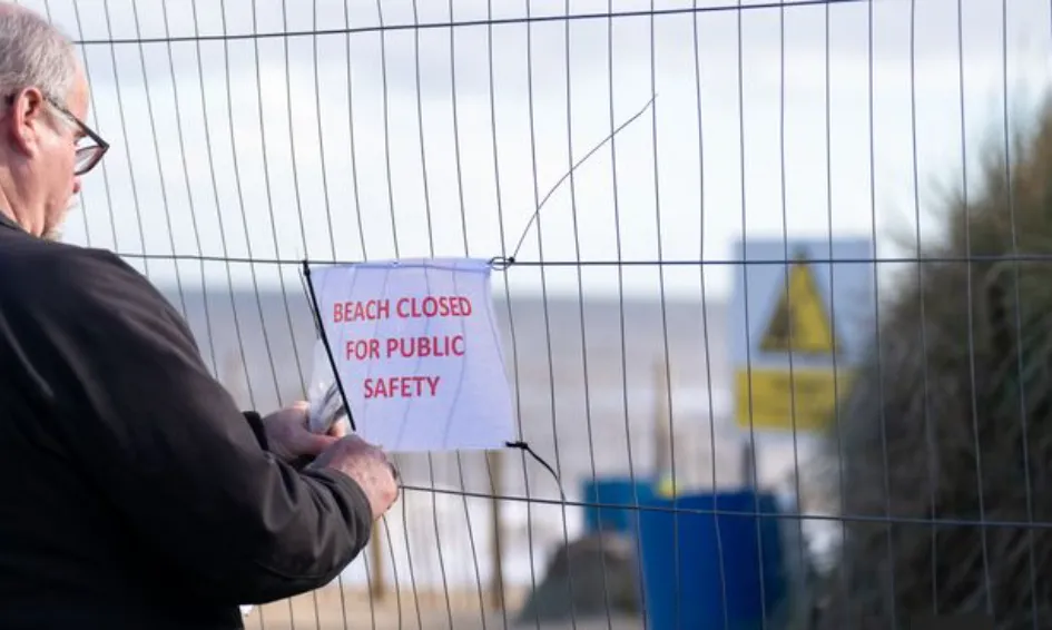 Anh: X&oacute;i lở nghi&ecirc;m trọng, h&agrave;ng loạt ng&ocirc;i nh&agrave; dọc theo bờ biển Norfolk bị ph&aacute; dỡ - Ảnh 3.