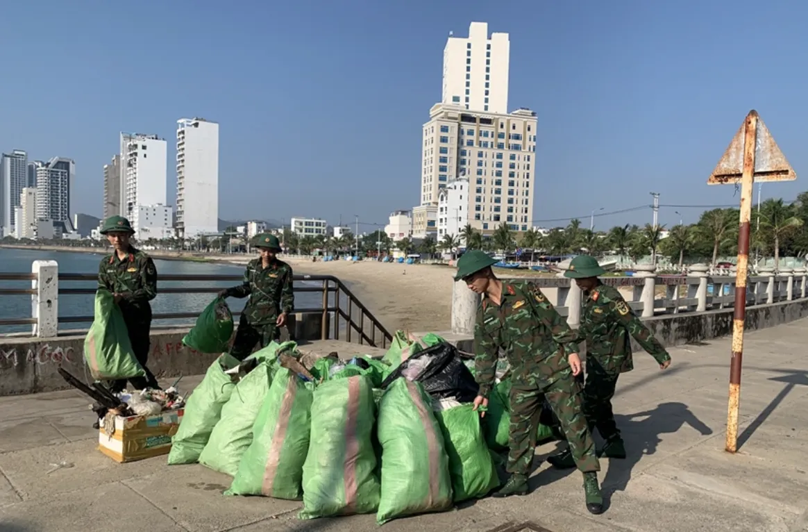 Tuổi trẻ Trường Sĩ quan Thông tin ra quân “Ngày Chủ nhật xanh” - Ảnh 2.