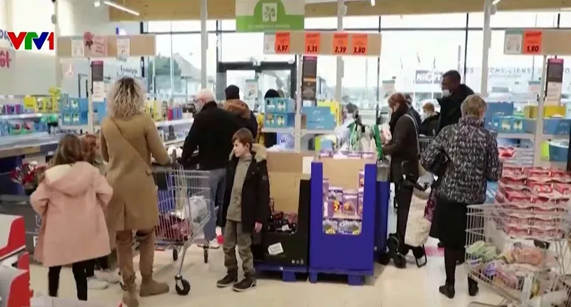 Ch&iacute;nh phủ Ph&aacute;p đạt thỏa thuận với c&aacute;c doanh nghiệp hạ gi&aacute; mặt h&agrave;ng thiết yếu - Ảnh 1.