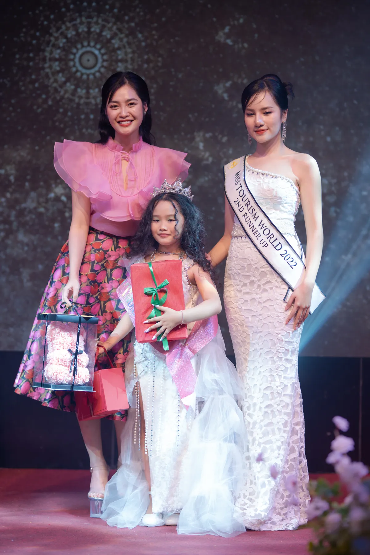 Dàn hoa hậu, á hậu xuất hiện tại Princess fashion show - Ảnh 6.