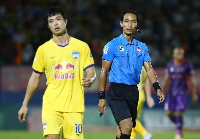 V.League có thêm một trọng tài chuẩn FIFA - Ảnh 1. V.League có thêm một trọng tài chuẩn FIFA - Ảnh 1.