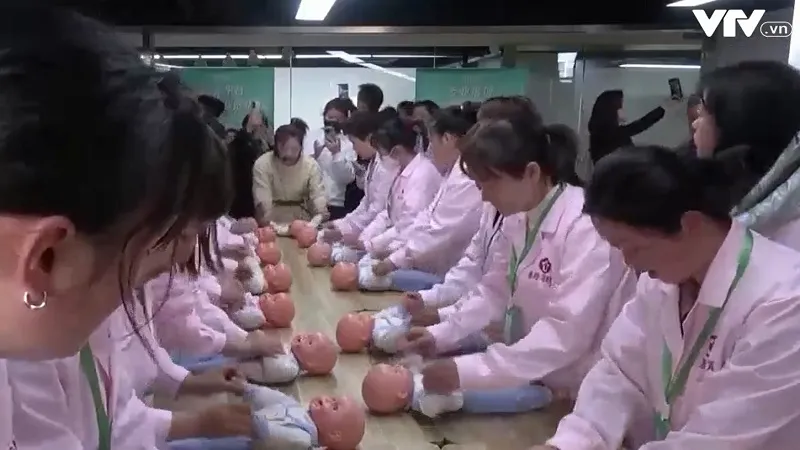 Nghề bảo mẫu chuy&ecirc;n nghiệp vẫn thịnh h&agrave;nh tại Trung Quốc - Ảnh 1.