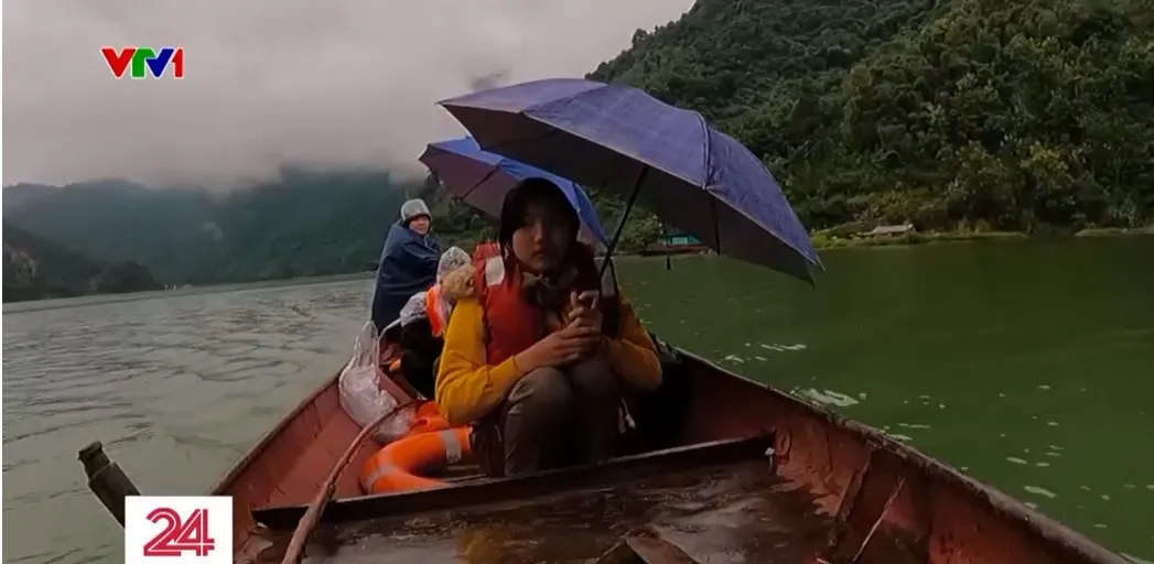 C&ocirc; gi&aacute;o 18 năm ch&egrave;o thuyền đưa học sinh qua s&ocirc;ng - Ảnh 1.