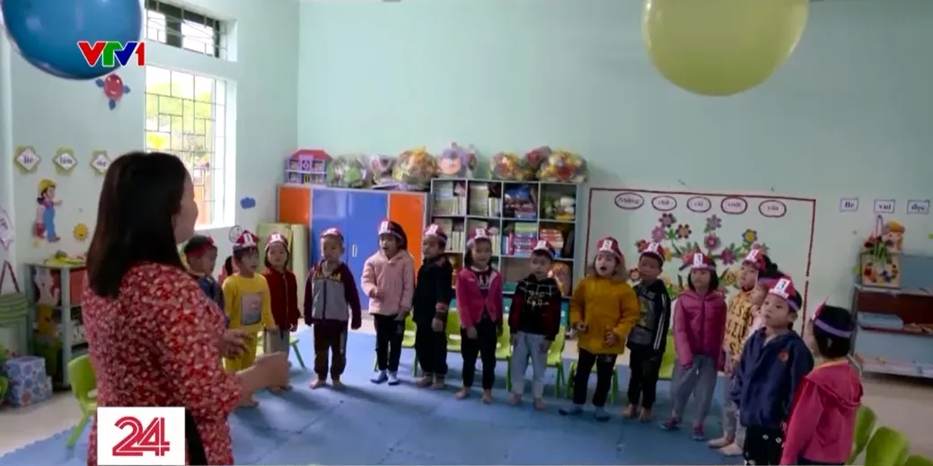 C&ocirc; gi&aacute;o 18 năm ch&egrave;o thuyền đưa học sinh qua s&ocirc;ng - Ảnh 2.