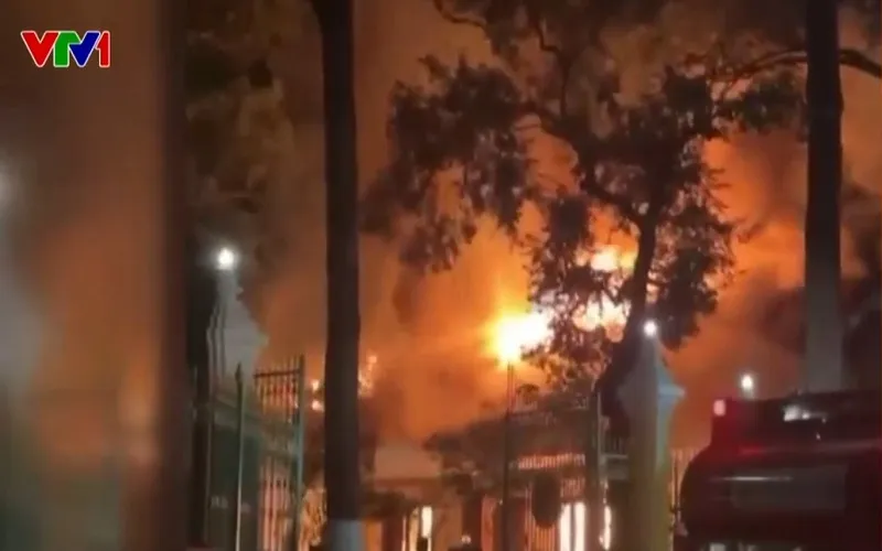 Ch&aacute;y Cung điện Ho&agrave;ng gia Campuchia, t&ograve;a nh&agrave; 100 năm tuổi bị thi&ecirc;u rụi - Ảnh 2.