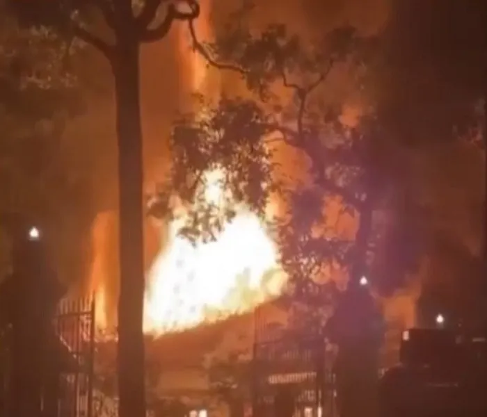 Ch&aacute;y Cung điện Ho&agrave;ng gia Campuchia, t&ograve;a nh&agrave; 100 năm tuổi bị thi&ecirc;u rụi - Ảnh 1.