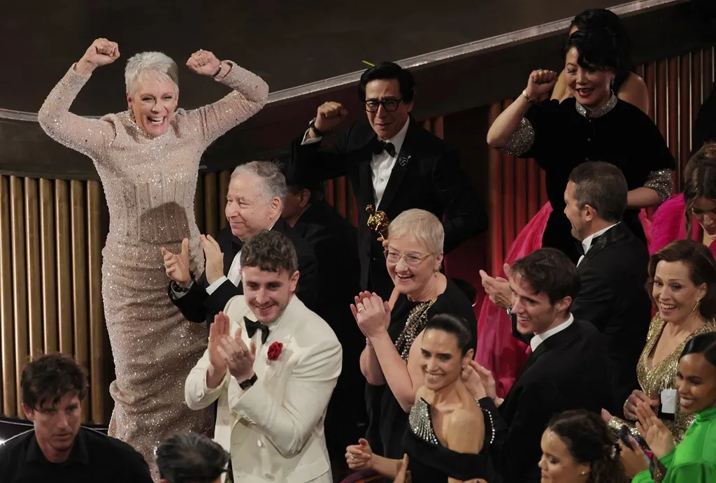 Lễ trao giải Oscar 2023: Everything Everywhere All At Once giành giải Phim hay nhất - Ảnh 1. Lễ trao giải Oscar 2023: Everything Everywhere All At Once giành giải Phim hay nhất - Ảnh 1.