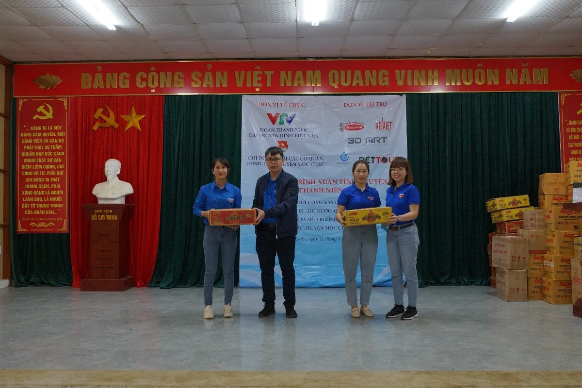 Đoàn Thanh niên VTV mang niềm vui đến với trẻ em nghèo vùng núi Tây Bắc - Ảnh 6.