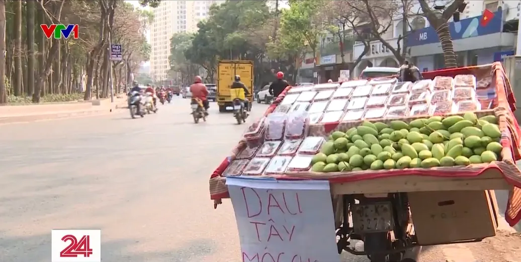 Dâu tây giá rẻ bán tràn lan trên các tuyến đường ở Hà Nội - Ảnh 1.