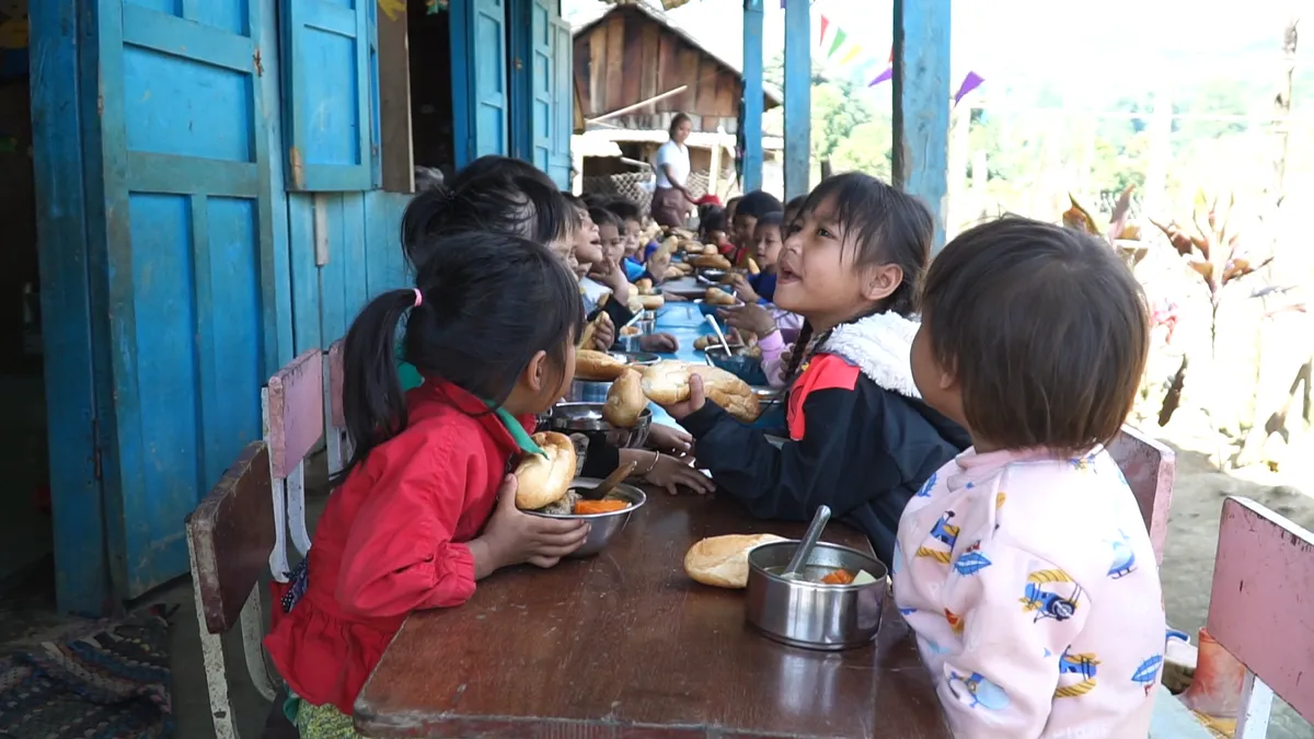 Sạt lở, động đất đe dọa điểm trường gỗ tạm, xuống cấp - Ảnh 2.