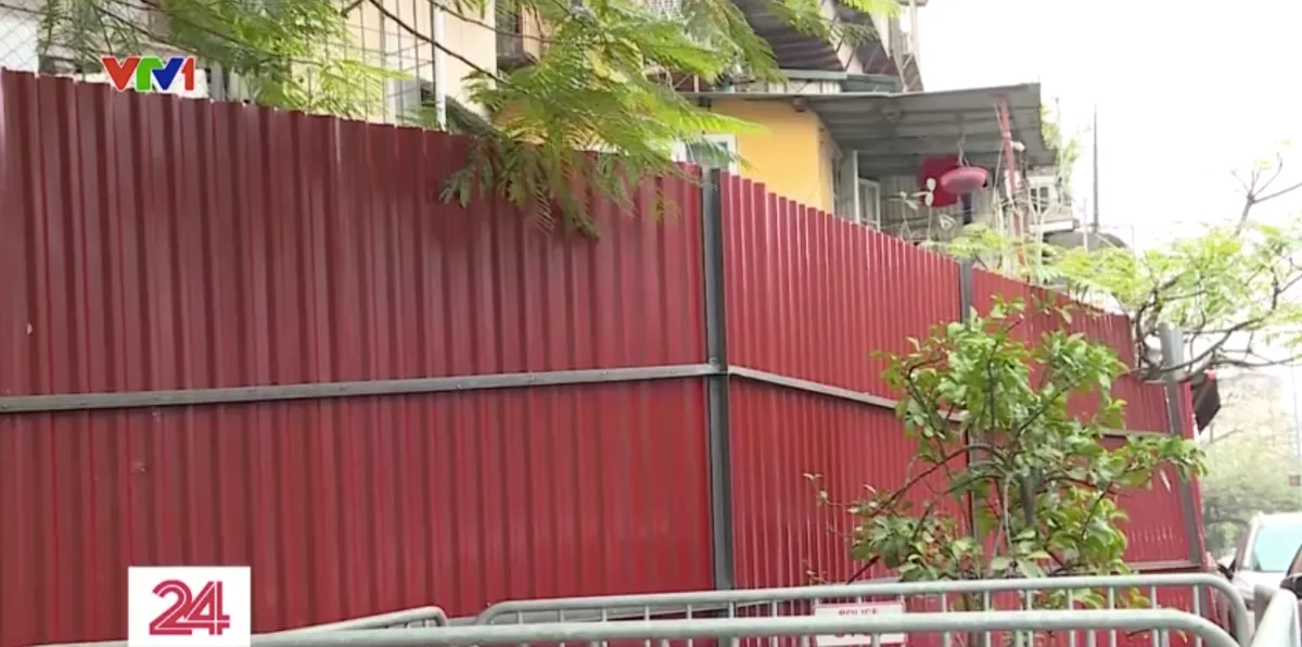 H&agrave; Nội: R&agrave;o chắn, vận động người d&acirc;n di dời khỏi chung cư nguy hiểm - Ảnh 3.