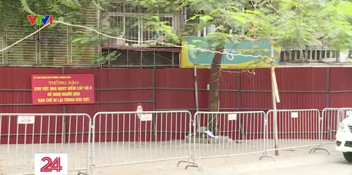 H&agrave; Nội: R&agrave;o chắn, vận động người d&acirc;n di dời khỏi chung cư nguy hiểm - Ảnh 2.