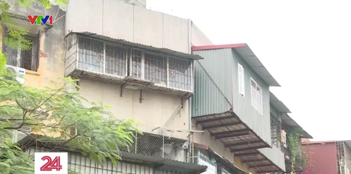 H&agrave; Nội: R&agrave;o chắn, vận động người d&acirc;n di dời khỏi chung cư nguy hiểm - Ảnh 1.