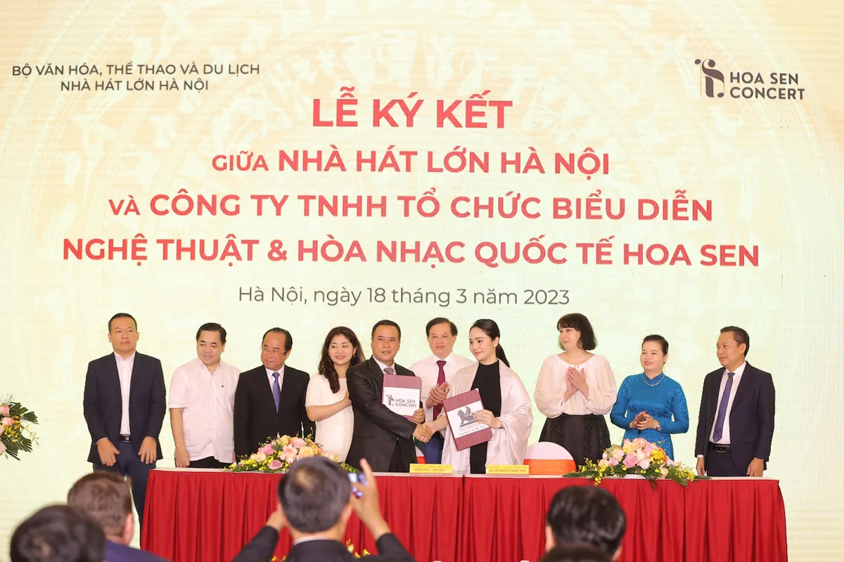 Mỹ Linh, Tùng Dương hòa giọng cùng dàn nhạc châu Âu tại Lễ hội âm nhạc quốc tế Hoa Sen SoundFest 2023 - Ảnh 1.