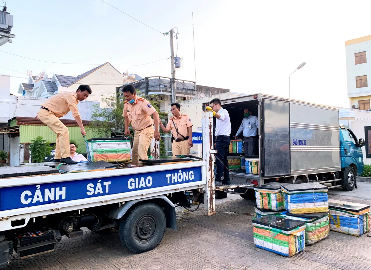 Chặn đứng 600kg tôm bơm tạp chất trên đường đi tiêu thụ - Ảnh 1.