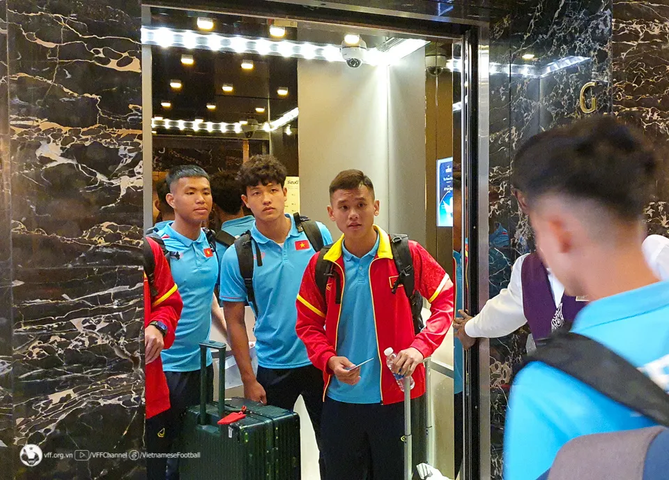 Thầy trò HLV Philippe Troussier được đón tiếp chu đáo tại Doha - Ảnh 4. Thầy trò HLV Philippe Troussier được đón tiếp chu đáo tại Doha - Ảnh 4.