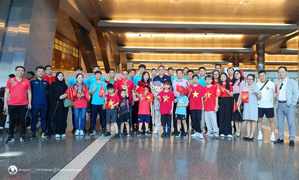 Thầy trò HLV Philippe Troussier được đón tiếp chu đáo tại Doha - Ảnh 3. Thầy trò HLV Philippe Troussier được đón tiếp chu đáo tại Doha - Ảnh 3.