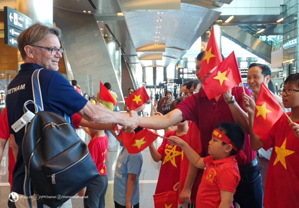 Thầy trò HLV Philippe Troussier được đón tiếp chu đáo tại Doha - Ảnh 2. Thầy trò HLV Philippe Troussier được đón tiếp chu đáo tại Doha - Ảnh 2.