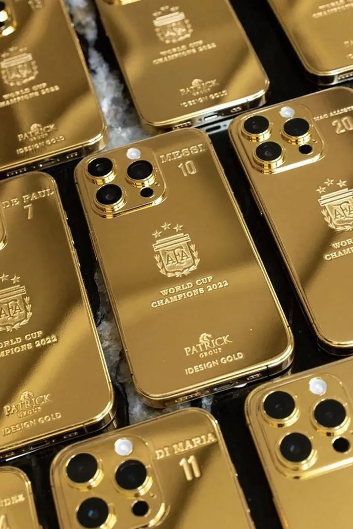 Messi tặng iPhone mạ vàng cho đồng đội ĐT Argentina - Ảnh 1. Messi tặng iPhone mạ vàng cho đồng đội ĐT Argentina - Ảnh 1.