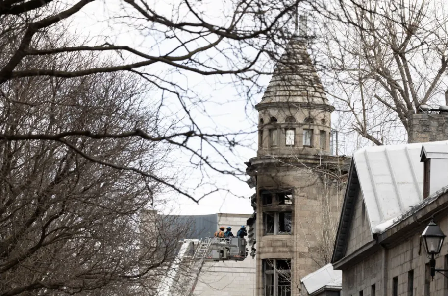 Canada tìm kiếm 7 người mất tích trong vụ cháy tòa nhà ở Montreal - Ảnh 2.