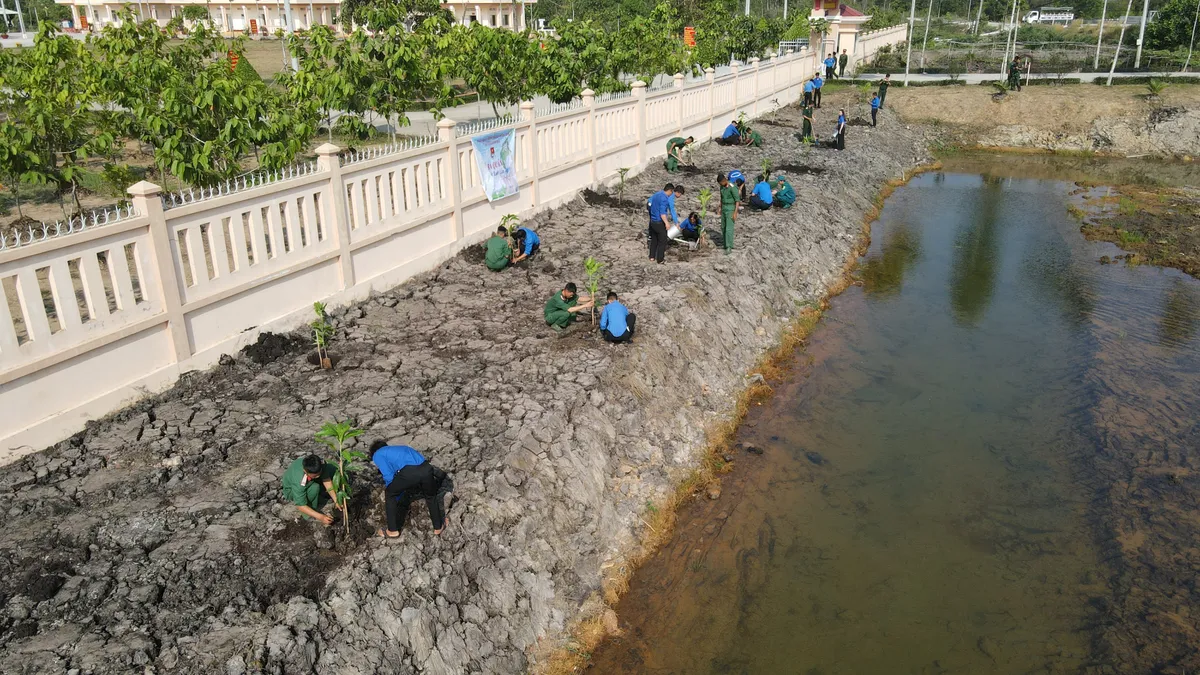 Kiên Giang: Bộ đội ra quân các hoạt động Tháng thanh niên - Ảnh 2.