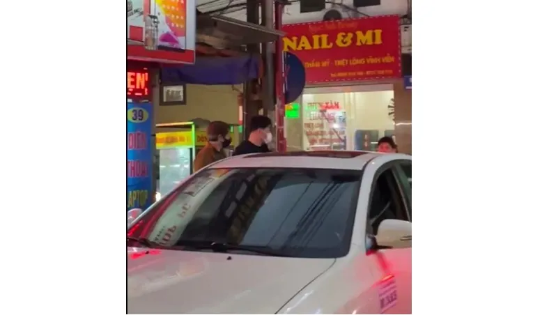 Từ clip phản ánh của người dân, xử phạt lái xe ô tô đi vào đường cấm - Ảnh 1. Từ clip phản ánh của người dân, xử phạt lái xe ô tô đi vào đường cấm - Ảnh 1.