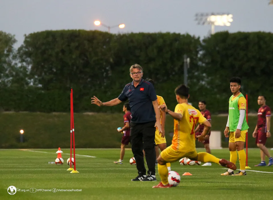 Thầy trò HLV Philippe Troussier tích cực chuẩn bị cho trận ra quân gặp U23 Iraq - Ảnh 1. Thầy trò HLV Philippe Troussier tích cực chuẩn bị cho trận ra quân gặp U23 Iraq - Ảnh 1.
