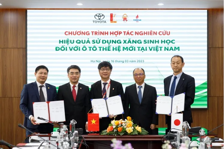 Toyota mong muốn giảm phát thải trên các mẫu xe hiện hành với nhiên liệu sinh học - Ảnh 1.