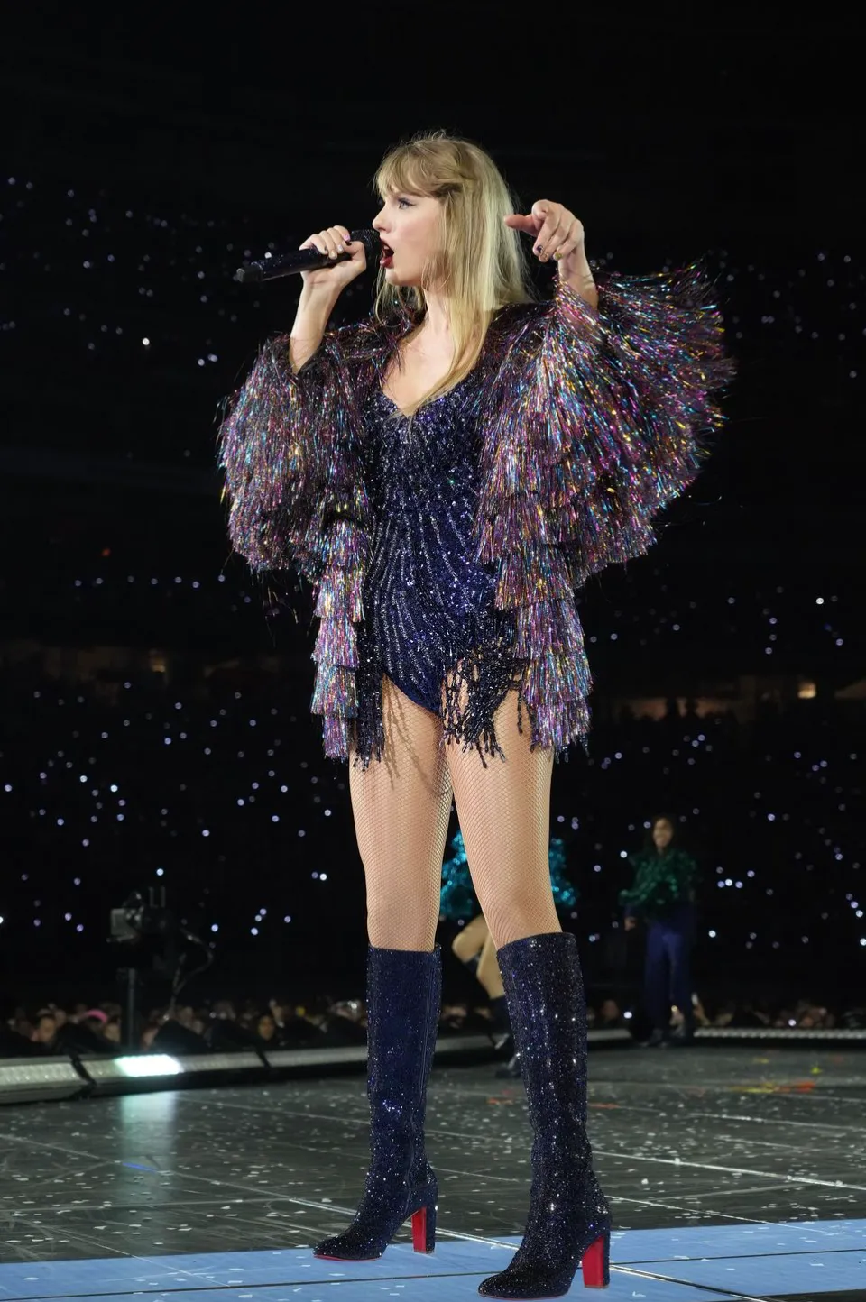 Chiêm ngưỡng phong cách của Taylor Swift qua từng thời kỳ trong tour diễn Eras Tour - Ảnh 18.