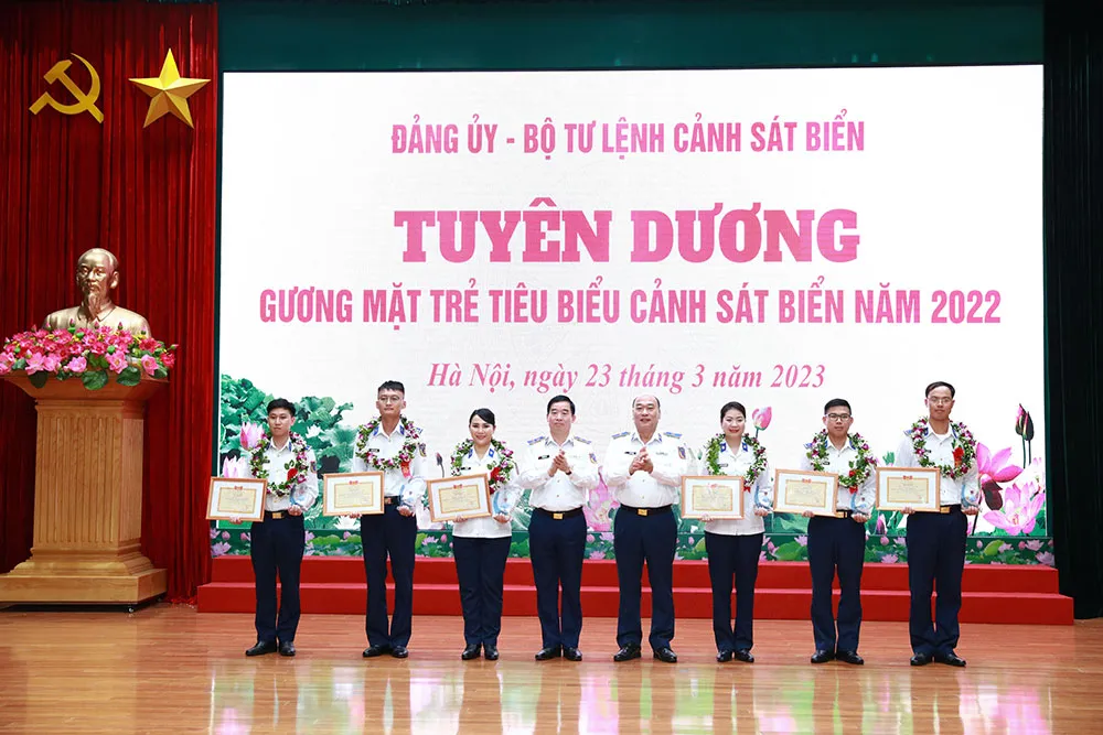 Tuyên dương gương mặt trẻ tiêu biểu Cảnh sát biển năm 2022 - Ảnh 2.