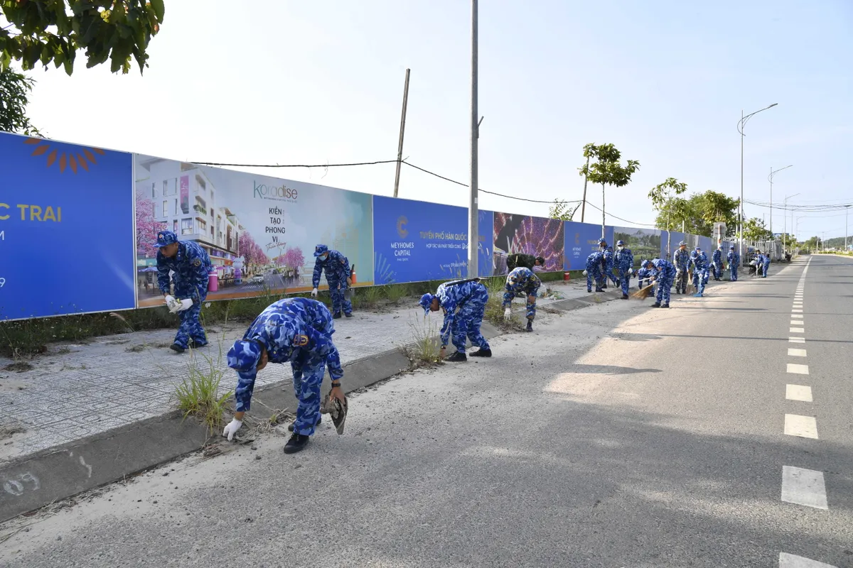 Vùng 5 Hải quân chung tay bảo vệ môi trường - Ảnh 1.