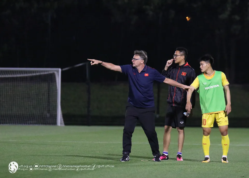 HLV Philippe Troussier động viên học trò thoải mái tinh thần trước trận gặp U23 UAE - Ảnh 1. HLV Philippe Troussier động viên học trò thoải mái tinh thần trước trận gặp U23 UAE - Ảnh 1.