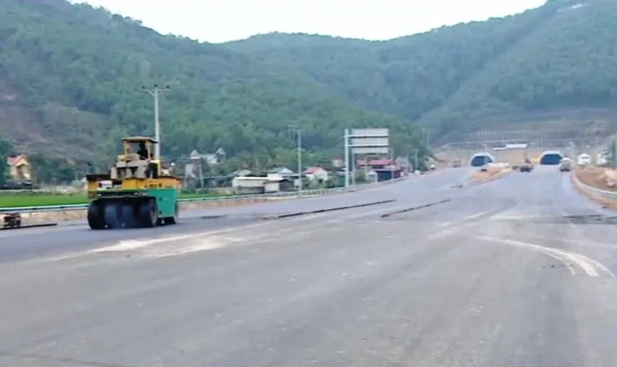 Gấp rút hoàn thiện để thông xe đoạn cao tốc Ninh Bình - Thanh Hóa - Ảnh 4.