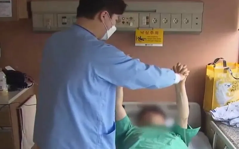 Số lượng y t&aacute; nam ở H&agrave;n Quốc vượt 30.000 người - Ảnh 1.