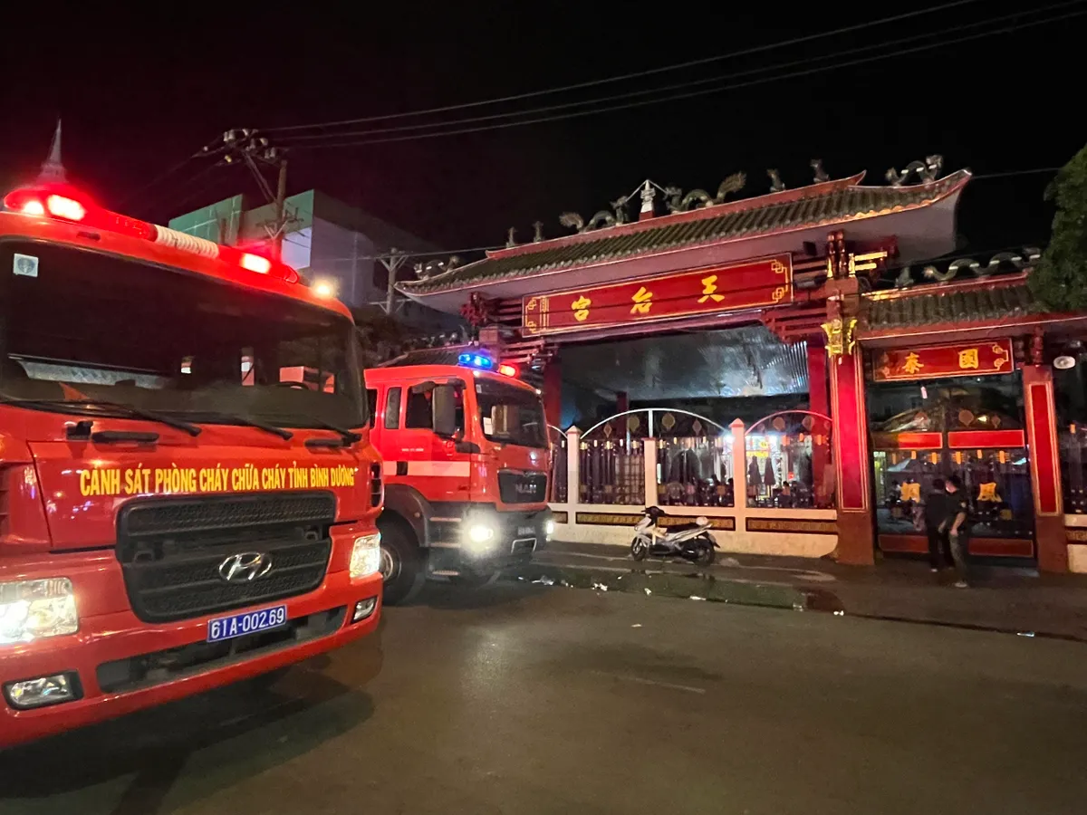 Cháy trong khuôn viên Miếu bà Thiên Hậu ở Bình Dương - Ảnh 1.