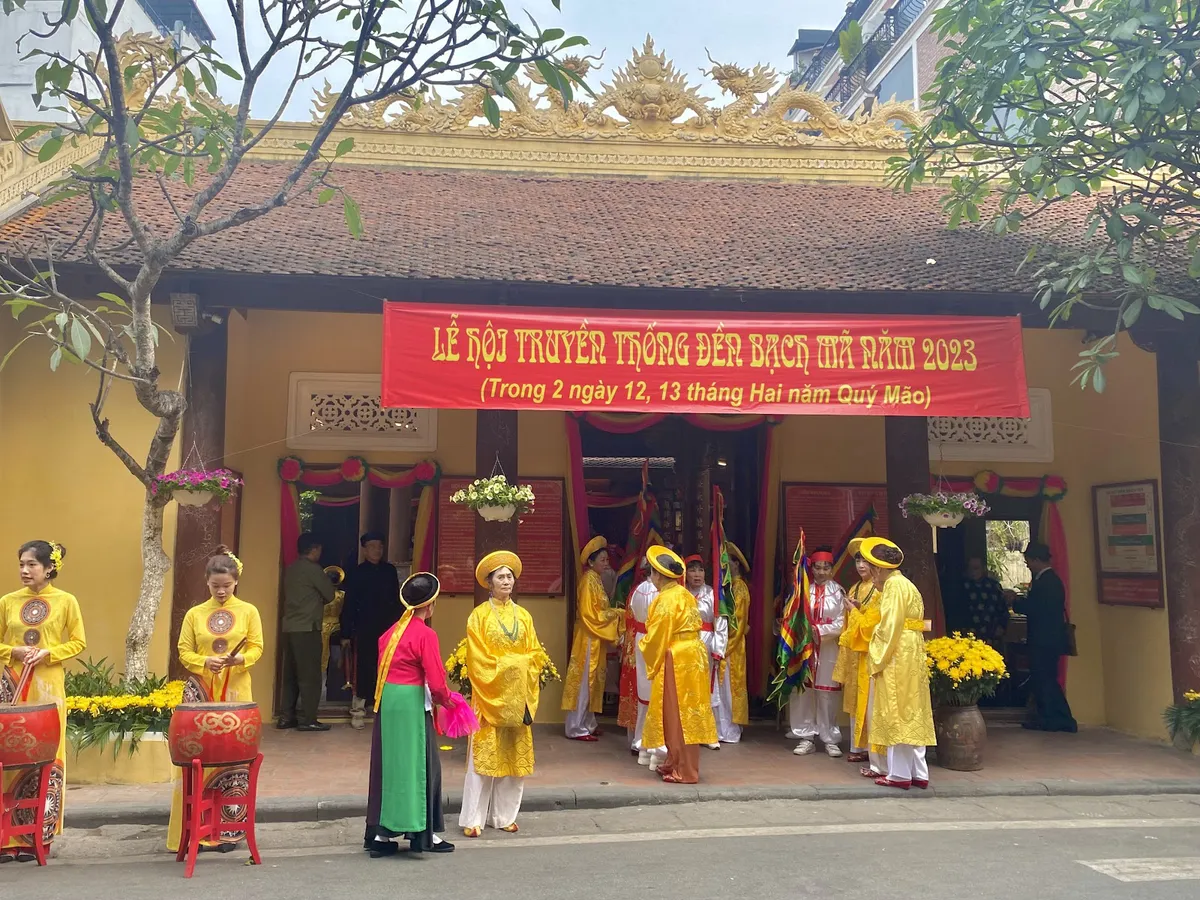 Khai hội đền Bạch M&atilde; ở phố cổ H&agrave; Nội: N&eacute;t đẹp văn h&oacute;a truyền thống đậm đ&agrave; bản sắc d&acirc;n tộc - Ảnh 13.