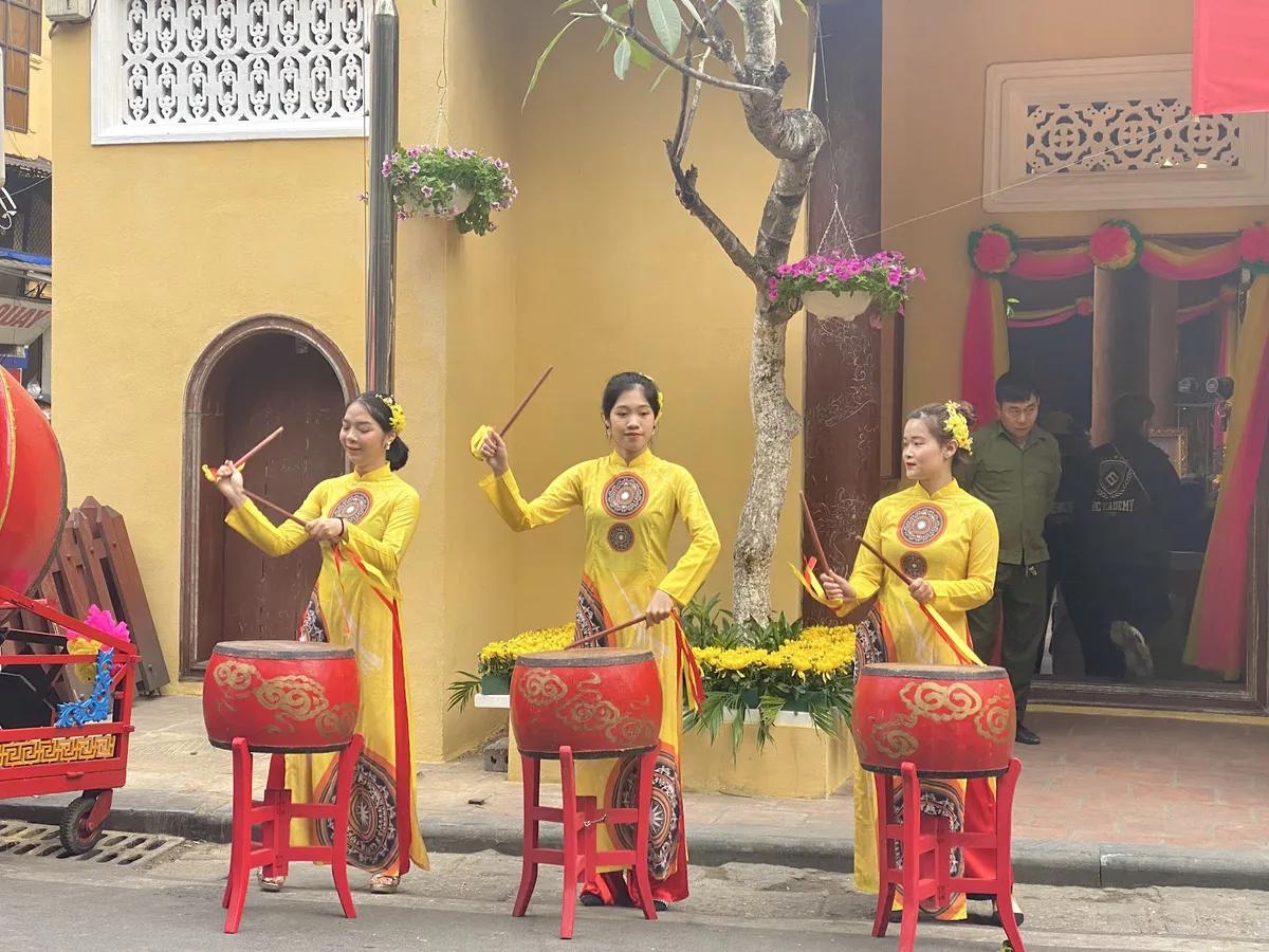 Khai hội đền Bạch M&atilde; ở phố cổ H&agrave; Nội: N&eacute;t đẹp văn h&oacute;a truyền thống đậm đ&agrave; bản sắc d&acirc;n tộc - Ảnh 12.