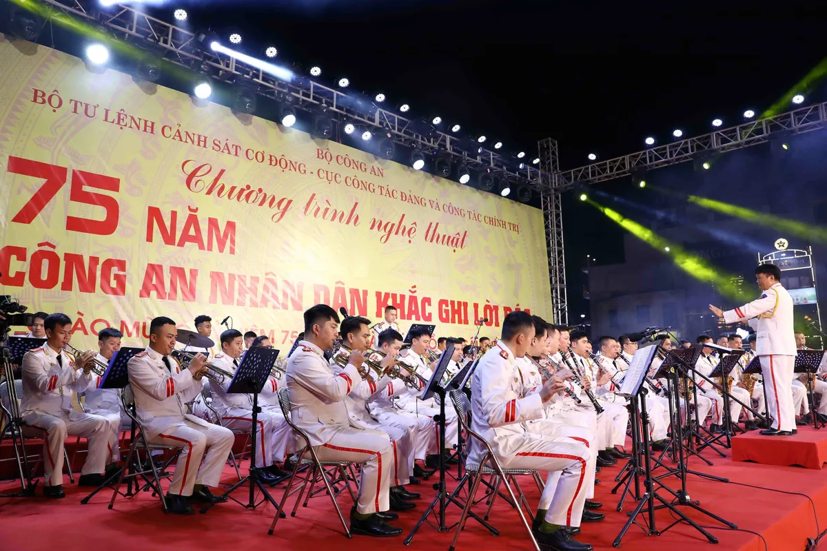 Chương tr&igrave;nh nghệ thuật 75 năm C&ocirc;ng an nh&acirc;n d&acirc;n khắc ghi lời B&aacute;c - Ảnh 2.