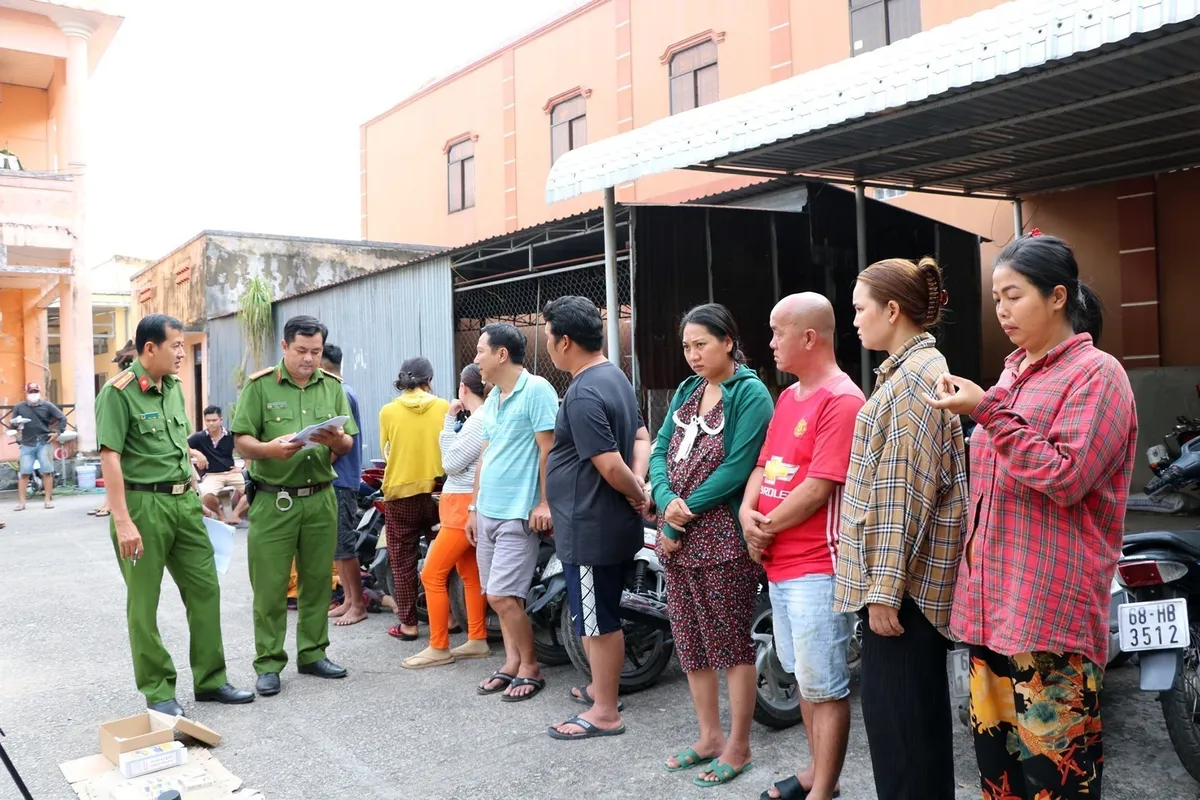 Kiên Giang: Tạm giữ 11 đối tượng chơi tài xỉu ăn tiền - Ảnh 1.